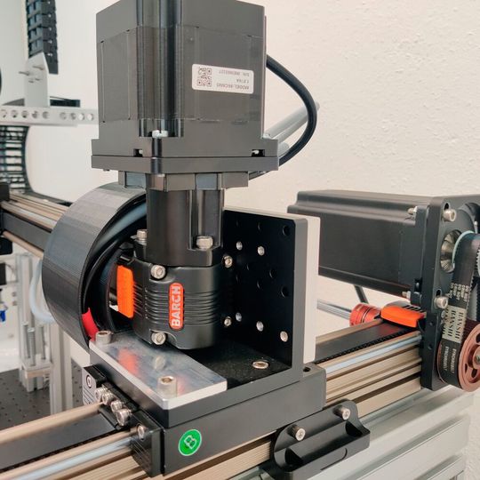 In der automatisierten Anlage sollen neue Materialien für die Wirkstoffforschung und die Materialwissenschaften durch eine Kombination aus etabliertem Equipment und Open-Hardware-Komponenten hergestellt werden. In der automatisierten Anlage sollen neue Materialien für die Wirkstoffforschung und die Materialwissenschaften durch eine Kombination aus etabliertem Equipment und Open-Hardware-Komponenten hergestellt werden.