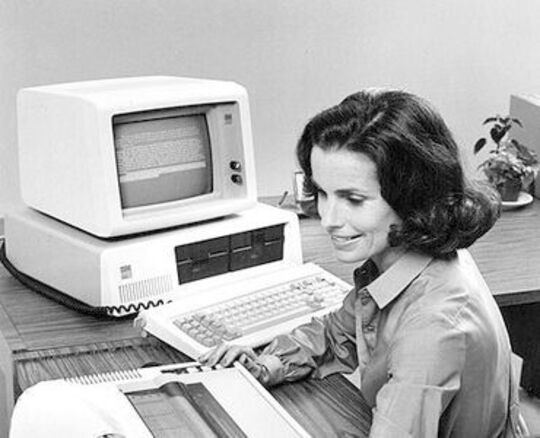 De IBM PC verovert kantoren en verdringt concurrenten deels vanwege het 1-2-3-spreadsheetprogramma.