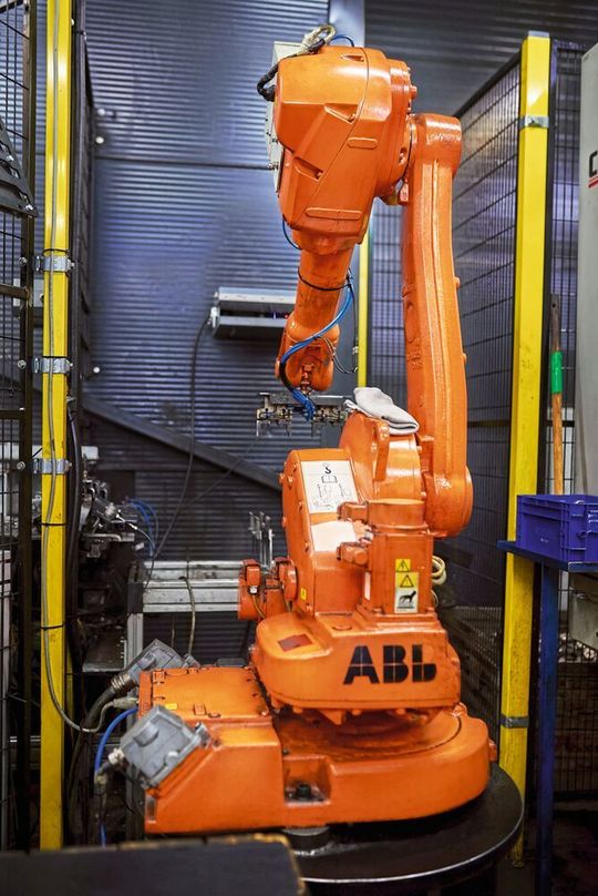 Hochbewegliche Roboter, wie sie Viva und viele andere Industriebetriebe verwenden, sind auf Leitungen angewiesen, die alle Bewegungen mitmachen und das Millionen Mal über viele Jahre. Hochbewegliche Roboter, wie sie Viva und viele andere Industriebetriebe verwenden, sind auf Leitungen angewiesen, die alle Bewegungen mitmachen und das Millionen Mal über viele Jahre.