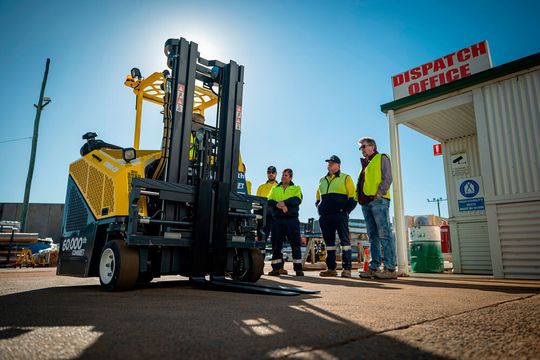 Die 60.000ste Combilift-Maschine geht nach Australien. Down Under hat Stahlbauhändler Metroll bereits 13 Combilifts im Einsatz. Die 60.000ste Combilift-Maschine geht nach Australien. Down Under hat Stahlbauhändler Metroll bereits 13 Combilifts im Einsatz.