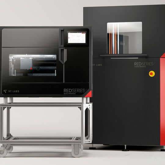 Effizient durch zwei Verfahrensstufen: Hochfeste Bauteile aus CFK entstehen durch die Kombination eines 3D-Drucks (vorn links), der die Faserstrukturen beanspruchungsgerecht legt, mit Formpressen, das die Dichte von Harz und Faser optimiert. Effizient durch zwei Verfahrensstufen: Hochfeste Bauteile aus CFK entstehen durch die Kombination eines 3D-Drucks (vorn links), der die Faserstrukturen beanspruchungsgerecht legt, mit Formpressen, das die Dichte von Harz und Faser optimiert.