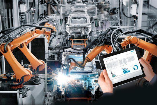 In der Cloud des Systems wird eine Instandhaltungsapplikation betrieben, die die Daten der Schweißzangenroboter in einem Instandhaltungs-Dashboard abbildet. In der Cloud des Systems wird eine Instandhaltungsapplikation betrieben, die die Daten der Schweißzangenroboter in einem Instandhaltungs-Dashboard abbildet.