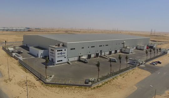 Von mitten in der Wüste aus bedient der Logistikdienstleister Hala SCS seine Abnehmer. Mit einem Warhouse-Management-System von EPG konnten die Saudis ihre Kommissionierleistung in vieler Hinsicht effizienter machen. Von mitten in der Wüste aus bedient der Logistikdienstleister Hala SCS seine Abnehmer. Mit einem Warhouse-Management-System von EPG konnten die Saudis ihre Kommissionierleistung in vieler Hinsicht effizienter machen.