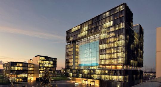 Thyssenkrupp veräußert seine baurelevanten Geschäftsfelder an die FMC Beteiligungs KG. Arbeitsplätze und Standort seien nicht bedroht, was sogar vertraglich garantiert sei. Thyssenkrupp veräußert seine baurelevanten Geschäftsfelder an die FMC Beteiligungs KG. Arbeitsplätze und Standort seien nicht bedroht, was sogar vertraglich garantiert sei.
