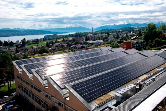 En novembre 2020, une installation photovoltaïque d'une puissance maximum de 279,4 kW a été érigée sur une halle de production construite en 1954. En novembre 2020, une installation photovoltaïque d'une puissance maximum de 279,4 kW a été érigée sur une halle de production construite en 1954.