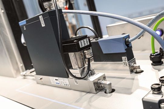 Der Durchflussregler für Flüssigkeiten (LFC) regelt das Wassserstoffperoxid, die Zerstäuberluft kommt parallel dazu über einen Massendurchflussregler (MFC) präzise dosiert zur Düse. Der Durchflussregler für Flüssigkeiten (LFC) regelt das Wassserstoffperoxid, die Zerstäuberluft kommt parallel dazu über einen Massendurchflussregler (MFC) präzise dosiert zur Düse.