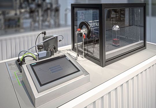 Die druckluftbetriebene Zweistoffdüse erlaubt eine sichere, leicht anpassbare Desinfektion. Die Bandbreite reicht von Verpackungsmitteln bis zu anspruchsvollen Pharmaanwendungen.