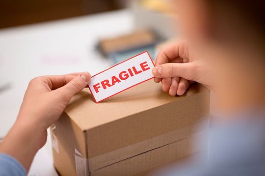 Mehr Sicherheit! Wertvolle Waren müssen vor dem Versand ausreichend geschützt werden, sagt MBE. Mit dem neuen Safevalue Business werden Sendungen im Wert zwischen 100 und 5.000 Euro jetzt automatisch abgesichert. Mehr Sicherheit! Wertvolle Waren müssen vor dem Versand ausreichend geschützt werden, sagt MBE. Mit dem neuen Safevalue Business werden Sendungen im Wert zwischen 100 und 5.000 Euro jetzt automatisch abgesichert.