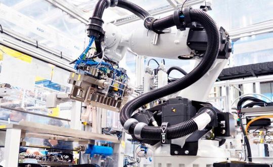 Experten bei Bosch schätzen, dass das Unternehmen mit dem neuen Geschäftsfeld „Fabrikausrüstung zur Batterieherstellung“ ab 2025 rund 250 Millionen Euro umsetzen kann. Experten bei Bosch schätzen, dass das Unternehmen mit dem neuen Geschäftsfeld „Fabrikausrüstung zur Batterieherstellung“ ab 2025 rund 250 Millionen Euro umsetzen kann.