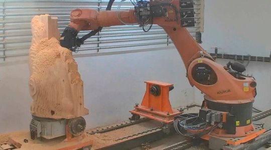 Durch mehrere Eigenkonstruktionen kann der KR 360 auch Skulpturen fräsen, die wiederrum auf einem Drehtisch stehen.