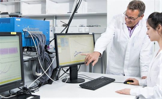 Mit einer ganz speziellen Kombination aus Kathode und Elektrolyt wollen Forschende am HIU in Ulm und am KIT in Karlsruhe Lithium-Metall-Batterien entwickeln, deren Energiedichte rekordverdächtige 560 Wattstunden pro Kilogramm erreicht. Mit einer ganz speziellen Kombination aus Kathode und Elektrolyt wollen Forschende am HIU in Ulm und am KIT in Karlsruhe Lithium-Metall-Batterien entwickeln, deren Energiedichte rekordverdächtige 560 Wattstunden pro Kilogramm erreicht.