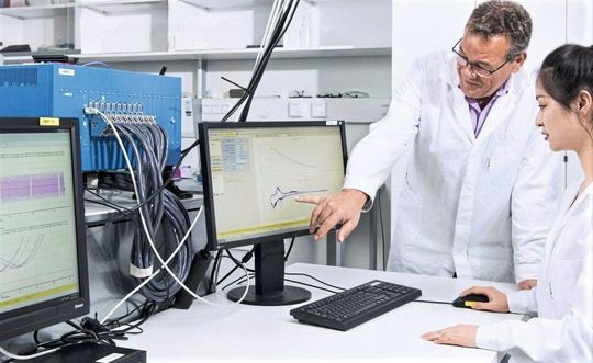 Mit einer ganz speziellen Kombination aus Kathode und Elektrolyt wollen Forschende am HIU in Ulm und am KIT in Karlsruhe Lithium-Metall-Batterien entwickeln, deren Energiedichte rekordverdächtige 560 Wattstunden pro Kilogramm erreicht. Mit einer ganz speziellen Kombination aus Kathode und Elektrolyt wollen Forschende am HIU in Ulm und am KIT in Karlsruhe Lithium-Metall-Batterien entwickeln, deren Energiedichte rekordverdächtige 560 Wattstunden pro Kilogramm erreicht.
