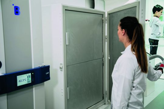 Tiefkühlschränke verbrauchen teilweise so viel Strom wie ein ganzer Haushalt. Umso wichtiger sind gute Isolierung und umweltschonende Kältemittel für eine weniger schlechte Umweltbilanz. Tiefkühlschränke verbrauchen teilweise so viel Strom wie ein ganzer Haushalt. Umso wichtiger sind gute Isolierung und umweltschonende Kältemittel für eine weniger schlechte Umweltbilanz.