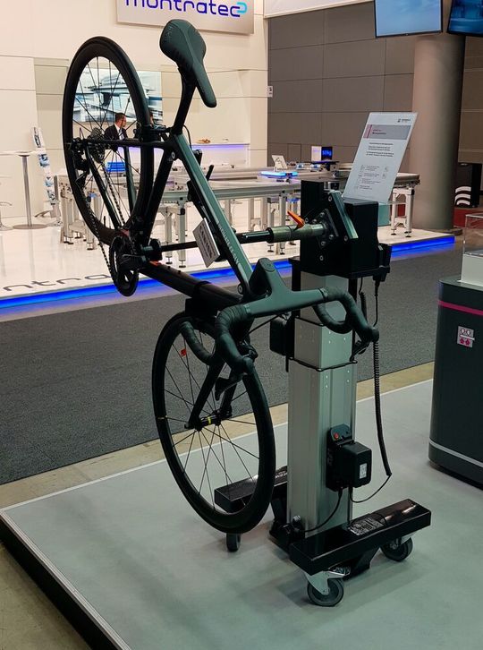 Unter den Anwendungsbeispielen auf dem Roemheld-Messestand findet sich unter anderem eine Montagevorrichtung für Fahrräder.