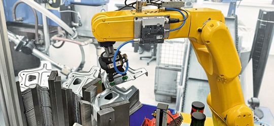 Mithilfe des Leichtbaugreifers SLG von Schmalz entnimmt der Roboter die gestanzten Bleche einzeln vom Stapel. Mithilfe des Leichtbaugreifers SLG von Schmalz entnimmt der Roboter die gestanzten Bleche einzeln vom Stapel.