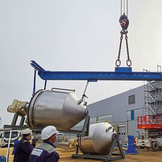 Die Amino GmbH setzt zwei Konustrockner von BHS-Sonthofen im semi-kontinuierlichen Wechselbetrieb ein, um verschiedene Aminosäuren schonend zu trocknen. Die Amino GmbH setzt zwei Konustrockner von BHS-Sonthofen im semi-kontinuierlichen Wechselbetrieb ein, um verschiedene Aminosäuren schonend zu trocknen.