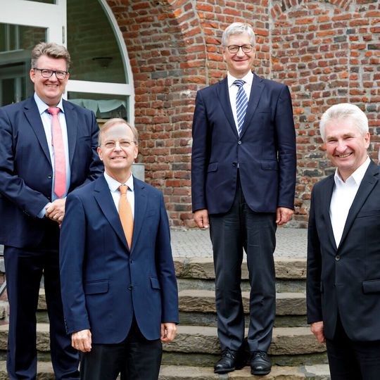 V.l.: Prof. Rüdiger-A. Eichel, Thomas Rachel MdB, Prof. Dr.-Ing. Wolfgang Marquardt, Prof. Dr. Andreas Pinkwart V.l.: Prof. Rüdiger-A. Eichel, Thomas Rachel MdB, Prof. Dr.-Ing. Wolfgang Marquardt, Prof. Dr. Andreas Pinkwart