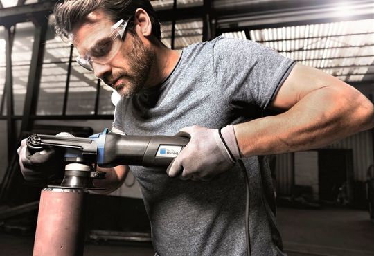 Die Besucher der Schweisstec 2021 können am Trumpf-Stand 7412 in Halle 7 mit dem neuen Kantenfräser Trutool TKA 700 eigenhändig Schweißkanten bearbeiten. Auch anderes gibt es live zu bestaunen. Die Besucher der Schweisstec 2021 können am Trumpf-Stand 7412 in Halle 7 mit dem neuen Kantenfräser Trutool TKA 700 eigenhändig Schweißkanten bearbeiten. Auch anderes gibt es live zu bestaunen.