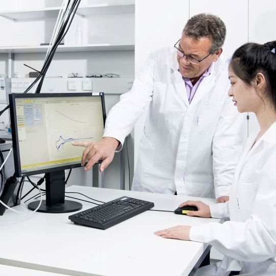 With a promising combination of cathode and electrolyte, the HIU researchers want to make a very high energy density possible. With a promising combination of cathode and electrolyte, the HIU researchers want to make a very high energy density possible.
