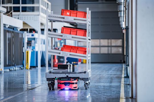 Durch die Partnerschaft mit Safelog kann Knoll zu den eigenen stationären Montage- und Transportsystemen deren AGVs mit anbieten – das kommt einer Matrixproduktion oder Fertigungsumfeldern mit ähnlichen Anforderungen gelegen.