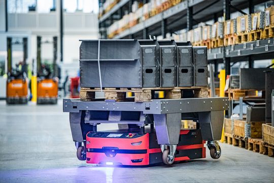 Bei Knoll Maschinenbau in Bad Saulgau wird ein Großteil der Transportaufträge inzwischen automatisiert erledigt. AGVs von Safelog spielen eine Hauptrolle beim Bauteiltransport. Bei Knoll Maschinenbau in Bad Saulgau wird ein Großteil der Transportaufträge inzwischen automatisiert erledigt. AGVs von Safelog spielen eine Hauptrolle beim Bauteiltransport.