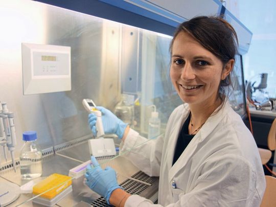 Im Rahmen ihrer Forschung an der Goethe-Universität Frankfurt analysierte Lisa Zimmermann auch, ob die Kunststoffchemikalien oder die Partikeleigenschaften der Hauptgrund für die Toxizität von Mikroplastik sind. Im Rahmen ihrer Forschung an der Goethe-Universität Frankfurt analysierte Lisa Zimmermann auch, ob die Kunststoffchemikalien oder die Partikeleigenschaften der Hauptgrund für die Toxizität von Mikroplastik sind.