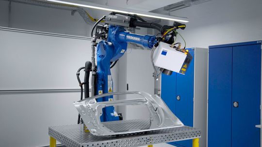 Das neue Funktionspaket Trumpf-I-PFO verknüpft programmierbare Fokussieroptiken von Trumpf direkt mit der Robotersteuerung. Zum Beispiel bei einem Motoman GP180 von Yaskawa. Der Roboterhersteller bietet das jetzt auch als Kombi-System an. Das neue Funktionspaket Trumpf-I-PFO verknüpft programmierbare Fokussieroptiken von Trumpf direkt mit der Robotersteuerung. Zum Beispiel bei einem Motoman GP180 von Yaskawa. Der Roboterhersteller bietet das jetzt auch als Kombi-System an.