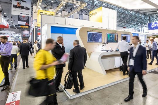 Fest geplant! Auch in diesem Jahr trifft sich auf der Messe Vision das „Who-is-who“ der Branche, verspricht die Landesmesse Stuttgart, der Veranstalter. Das Event biete einen einzigartigen Überblick über das gesamte Produkt- und Dienstleistungsspektrum der Bildverarbeitung. Fest geplant! Auch in diesem Jahr trifft sich auf der Messe Vision das „Who-is-who“ der Branche, verspricht die Landesmesse Stuttgart, der Veranstalter. Das Event biete einen einzigartigen Überblick über das gesamte Produkt- und Dienstleistungsspektrum der Bildverarbeitung.