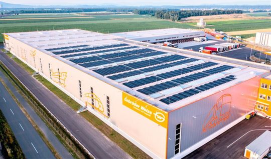 Der international agierende Transport- und Logistikdienstleister Gebrüder Weiss nutzt seine Dachflächen für Photovoltaikanlagen, um klimaneutral zu werden. Nun ist ein weiteres Etappenziel erreicht, heißt es. Der international agierende Transport- und Logistikdienstleister Gebrüder Weiss nutzt seine Dachflächen für Photovoltaikanlagen, um klimaneutral zu werden. Nun ist ein weiteres Etappenziel erreicht, heißt es.