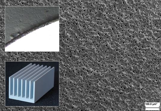 Das große Bild zeigt eine mikroskopische Aufnahme einer Metaker-Oberfläche. Das kleine Bild oben beinhaltet einen Querschliff eines Aluminiumteils (weiß) mit Metaker-Schicht. Das Bildchen darunter erlaubt den Blick auf einen modifizierten Aluminiumkühlkörper. Das große Bild zeigt eine mikroskopische Aufnahme einer Metaker-Oberfläche. Das kleine Bild oben beinhaltet einen Querschliff eines Aluminiumteils (weiß) mit Metaker-Schicht. Das Bildchen darunter erlaubt den Blick auf einen modifizierten Aluminiumkühlkörper.