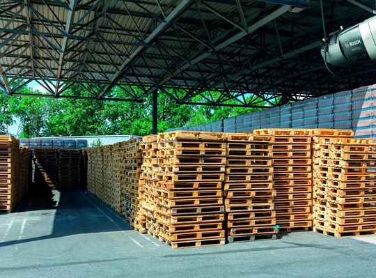 Extreme Hitze und Trockenheit können dazu führen, dass sich solch eine Ansammlung von Palettenstapeln schon einmal entzündet. Mit videobasierter Branderkennung kann das Feuer rechtzeitig erkannt und bekämpft werden. Extreme Hitze und Trockenheit können dazu führen, dass sich solch eine Ansammlung von Palettenstapeln schon einmal entzündet. Mit videobasierter Branderkennung kann das Feuer rechtzeitig erkannt und bekämpft werden.