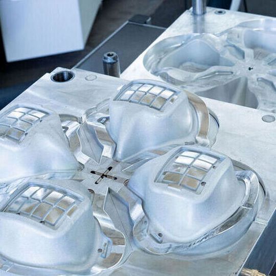 The mouth-nose mask ‘Covi-Mask’ from Formenbau Niemann has a comfortable fit and is reusable thanks to the replaceable FFP3 filter element. The mouth-nose mask ‘Covi-Mask’ from Formenbau Niemann has a comfortable fit and is reusable thanks to the replaceable FFP3 filter element.