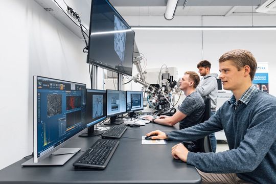 Ein Team des Instituts für Materialforschung (IMFAA) an der Hochschule Aalen systematisiert mithilfe von Machine Learning-Methoden den Umgang mit Werkstoff- und Prozessdaten, um neue Erkenntnisse in der Batterieforschung zu beschleunigen. Ein Team des Instituts für Materialforschung (IMFAA) an der Hochschule Aalen systematisiert mithilfe von Machine Learning-Methoden den Umgang mit Werkstoff- und Prozessdaten, um neue Erkenntnisse in der Batterieforschung zu beschleunigen.