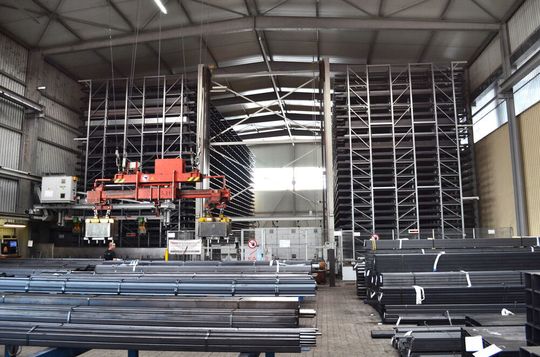 Der Stahlhändler Schwarzwald-Eisenhandel setzt auf Kasto-Lager. Das hier ist vom Typ Unicompact 3.0. Es dient zur schnellen Ein- und Auslagerung von bis zu 6 Meter langen Profilen, Rohren und Vollmaterialien. Der Stahlhändler Schwarzwald-Eisenhandel setzt auf Kasto-Lager. Das hier ist vom Typ Unicompact 3.0. Es dient zur schnellen Ein- und Auslagerung von bis zu 6 Meter langen Profilen, Rohren und Vollmaterialien.