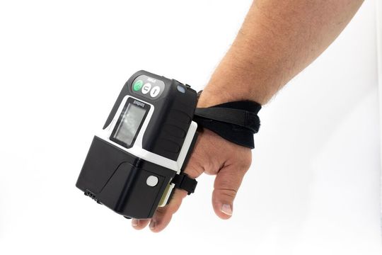 Der SP500X von Handheld Germany ist ein Gerät, das direkt auf Verpackungen oder andere Oberflächen drucken kann. Das spare Fehler, Ärger und schließlich unerwartete Kosten bei der Etikettierung. Der SP500X von Handheld Germany ist ein Gerät, das direkt auf Verpackungen oder andere Oberflächen drucken kann. Das spare Fehler, Ärger und schließlich unerwartete Kosten bei der Etikettierung.