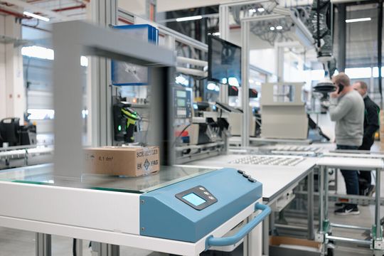 Mithilfe des Messgeräts „Multiscan“ lassen sich die Koordinaten erfassen. Außerdem ist es möglich dem Stammdatensatz auch Attibute wie „zerbrechlic“" oder „stapelbar“ hinzuzufügen.