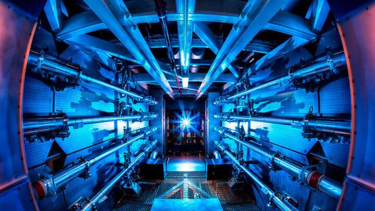 Durchbruch! Blick in den Laserverstärker am Lawrence Livermore National Laboratory, wo jetzt in der laserbasierten Fusionsforschung eine hohe Hürde genommen werden konnte. Der Break-Even-Point sei energietechnisch quasi erreicht. Durchbruch! Blick in den Laserverstärker am Lawrence Livermore National Laboratory, wo jetzt in der laserbasierten Fusionsforschung eine hohe Hürde genommen werden konnte. Der Break-Even-Point sei energietechnisch quasi erreicht.