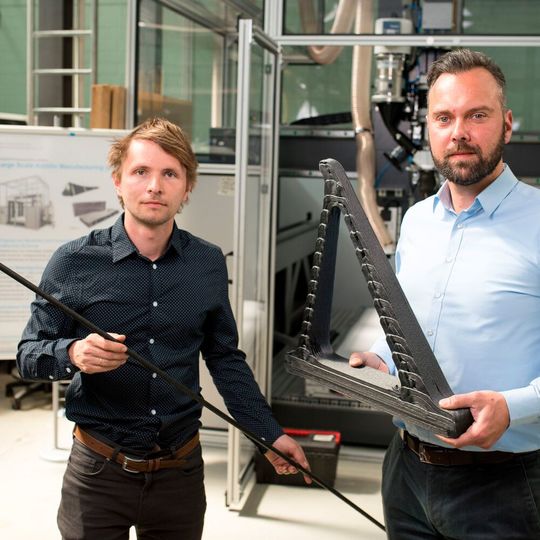 Prof. Dr.-Ing. Holger Seidlitz (re.) und Jonas Krenz arbeiten gemeinsam mit Global Enertec an einer neuen, energieeffizienten Recycling-Technologiekette für Carbon-Bauteile. Prof. Dr.-Ing. Holger Seidlitz (re.) und Jonas Krenz arbeiten gemeinsam mit Global Enertec an einer neuen, energieeffizienten Recycling-Technologiekette für Carbon-Bauteile.