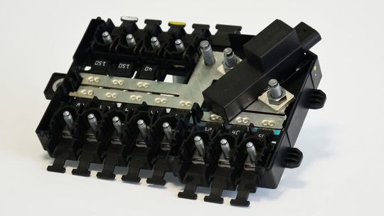 Das ist ein stromführendes Bauteil für den Kfz-Bereich, das per „eClinchen“ gefertigt wurde. Das, und ein besonderes Geheimnis, gibt es auf der Blechexpo 2021 bei TOX Pressotechnik in Halle 7 zu erleben. Das ist ein stromführendes Bauteil für den Kfz-Bereich, das per „eClinchen“ gefertigt wurde. Das, und ein besonderes Geheimnis, gibt es auf der Blechexpo 2021 bei TOX Pressotechnik in Halle 7 zu erleben.