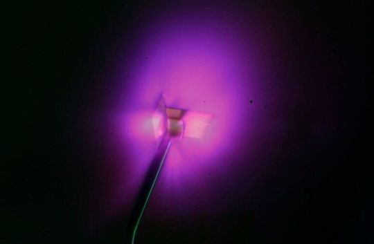 So hat es ausgesehen, als am 8. August höchstwahrscheinlich physikalische Geschichte geschrieben wurde. Denn erstmals hat man bei der sogenannten Trägheitsfusion genauso viel Energie erzeugt, wie man mit dem Laser hineingesteckt hat. Darmstädter Forschende um Prof.-Dr. Markus Roth waren daran beteiligt.