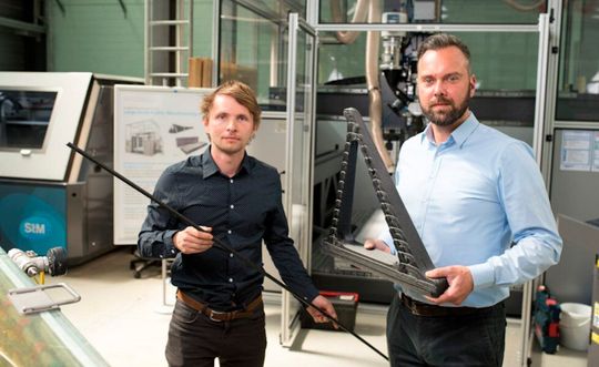 Geschlossener CFK-Materialkreislauf! Von rechts: Prof. Dr.-Ing. Holger Seidlitz und Jonas Krenz arbeiten mit der Global Enertec AG an einer neuartigen, energieeffizienten Recycling-Prozesskette für carbonfaserverstärkte Bauteile. Geschlossener CFK-Materialkreislauf! Von rechts: Prof. Dr.-Ing. Holger Seidlitz und Jonas Krenz arbeiten mit der Global Enertec AG an einer neuartigen, energieeffizienten Recycling-Prozesskette für carbonfaserverstärkte Bauteile.