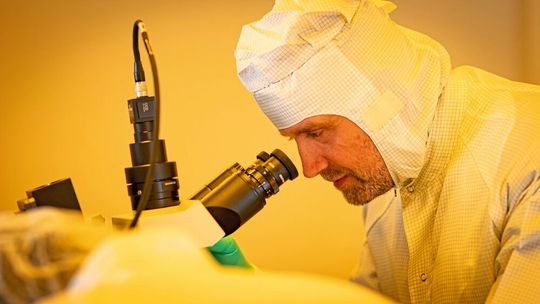 Prof. Dr. Oliver G. Schmidt ist Pionier auf dem Gebiet der Mikrorobotik und Mikromotoren. Er ist Inhaber der Professur für Materialsysteme der Nanoelektronik an der Technischen Universität Chemnitz und Initiator des dortigen Zentrums für Materialien, Architekturen und Integration von Nanomembranen (MAIN).