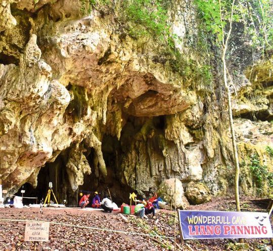 Die Höhle Leang Panninge („Fledermaushöhle“) auf der südlichen Halbinsel von Sulawesi, Indonesien Die Höhle Leang Panninge („Fledermaushöhle“) auf der südlichen Halbinsel von Sulawesi, Indonesien