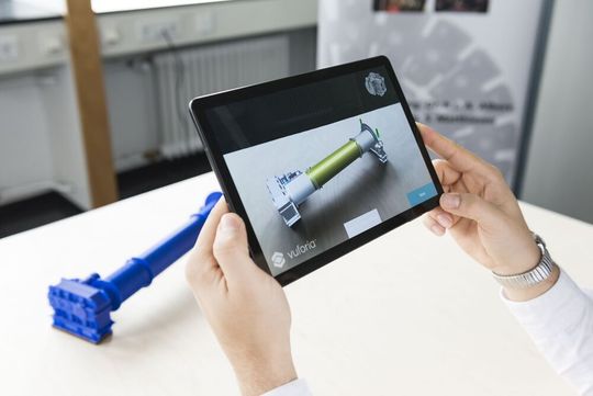 Mit wenigen Klicks auf dem Bildschirm können physisch-virtuelle Prototypen von Bauteilen verändert werden. Mit wenigen Klicks auf dem Bildschirm können physisch-virtuelle Prototypen von Bauteilen verändert werden.