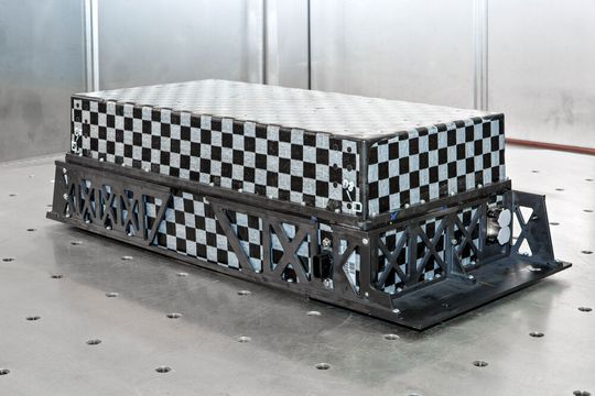 Flott fertig: Ein weiteres Leichtbau-Highlight, das das Fraunhofer-LBF zur IAA Mobility mitbringt, ist dieses Batteriegehäuse. Es besteht aus endlosfaserverstärkten, thermoplastischen Kunststoffen und hat einen Polymerschaumkern. Ohne Nacharbeitsaufwand könne es in rund 2 Minuten hergestellt werden, betonen die Forschenden. Flott fertig: Ein weiteres Leichtbau-Highlight, das das Fraunhofer-LBF zur IAA Mobility mitbringt, ist dieses Batteriegehäuse. Es besteht aus endlosfaserverstärkten, thermoplastischen Kunststoffen und hat einen Polymerschaumkern. Ohne Nacharbeitsaufwand könne es in rund 2 Minuten hergestellt werden, betonen die Forschenden.