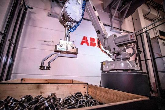 Mit dem neuen Versuchszentrum im schwedischen Jönköping will ABB Robotics die Weiterentwicklung von Random-Bin-Picking-Systemen forcieren. Es geht um ABB-Roboter mit 3D-Kamera, die Teile in unterschiedlichen Anordnungen und Ausrichtungen aufnehmen können. Mit dem neuen Versuchszentrum im schwedischen Jönköping will ABB Robotics die Weiterentwicklung von Random-Bin-Picking-Systemen forcieren. Es geht um ABB-Roboter mit 3D-Kamera, die Teile in unterschiedlichen Anordnungen und Ausrichtungen aufnehmen können.