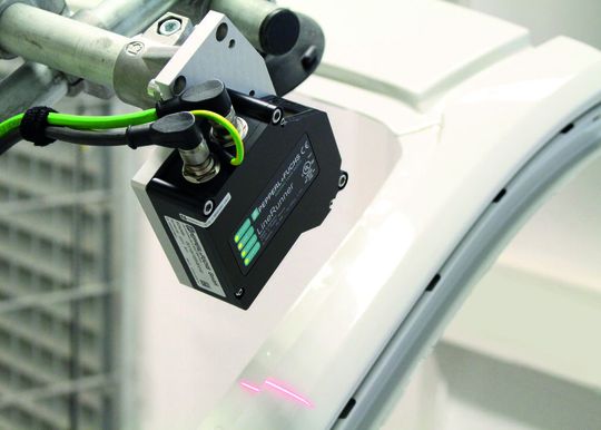 Eine Hochleistungskamera ermittelt durch Lasertriangulation die Position und Größe der Kleberaupe für die Frontscheibe. Eine Hochleistungskamera ermittelt durch Lasertriangulation die Position und Größe der Kleberaupe für die Frontscheibe.