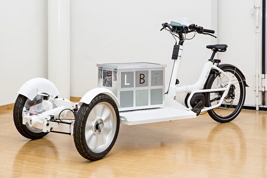 Leicht, zuverlässig und sogar intelligent ist das sogenannte „Lasten-LeichtBauFahrrad“ (L-LBF). Es beweise, wieviel Potenzial der funktionsintegrierte Leichtbau für die Mobilität biete. Die Forschenden präsentieren es zur IAA Mobility vom 7. bis 12. September in München. Leicht, zuverlässig und sogar intelligent ist das sogenannte „Lasten-LeichtBauFahrrad“ (L-LBF). Es beweise, wieviel Potenzial der funktionsintegrierte Leichtbau für die Mobilität biete. Die Forschenden präsentieren es zur IAA Mobility vom 7. bis 12. September in München.