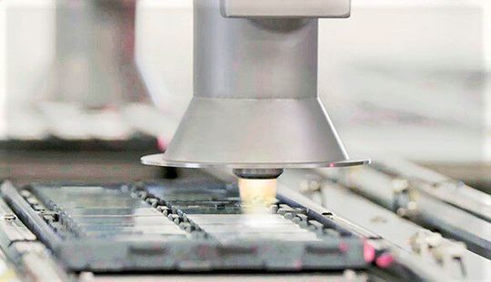 Chic für den Chip! Selektiv, inline und taktzeitoptimiert funktioniert die Oberflächenvorbehandlung per Open-Air-Plasma von Plasmatreat. Das beschleunige die Chip-Fertigung in Zeiten, in denen diese Elektronikbauteile Mangelware sind. Chic für den Chip! Selektiv, inline und taktzeitoptimiert funktioniert die Oberflächenvorbehandlung per Open-Air-Plasma von Plasmatreat. Das beschleunige die Chip-Fertigung in Zeiten, in denen diese Elektronikbauteile Mangelware sind.