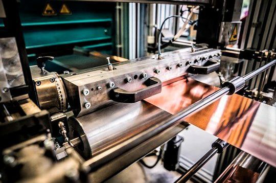 Batteriezellenfertigung in Münster! Hier wird Kupferfolie mit dem sogenannten Slurry nebst Schlitzdüse kontinuierlich beschichtet. Forschungen dazu sollen die Batteriefertigung wirtschaftlicher machen. Batteriezellenfertigung in Münster! Hier wird Kupferfolie mit dem sogenannten Slurry nebst Schlitzdüse kontinuierlich beschichtet. Forschungen dazu sollen die Batteriefertigung wirtschaftlicher machen.